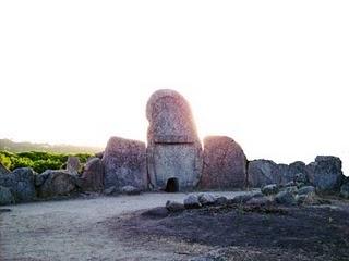 ARCHEOLOGIA SARDA: VISITA ALLA TOMBA DEI GIGANTI DI S'ENA E THOMES - DORGALI