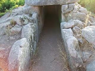 ARCHEOLOGIA SARDA: VISITA ALLA TOMBA DEI GIGANTI DI S'ENA E THOMES - DORGALI