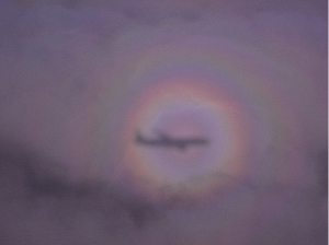 Arcobaleno “insegue” l’ombra di un aereo in Cina.