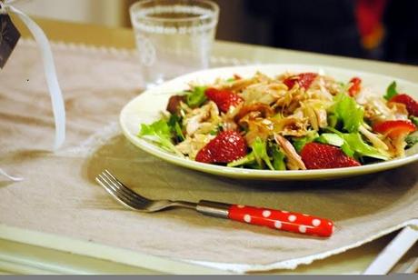 Insalata di fragole, avocado e faraona