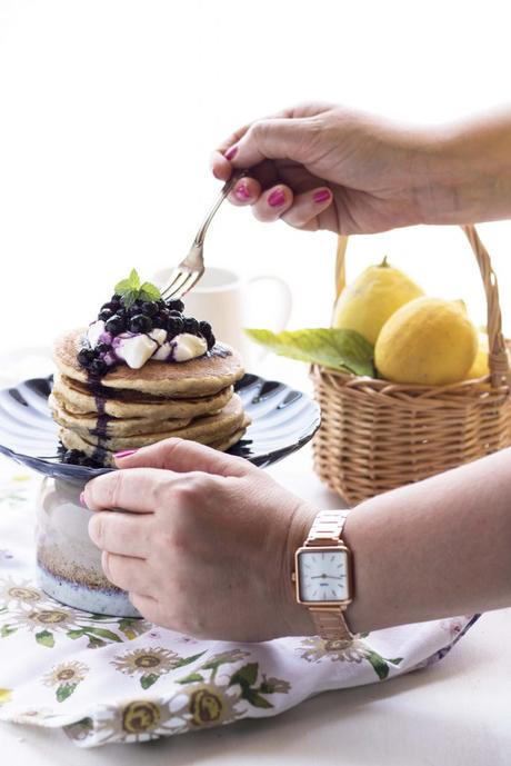 Colazione con CLUSE: Pancakes light integrali con yogurt e mirtilli Colazione con CLUSE: Pancakes light integrali con yogurt e mirtilli