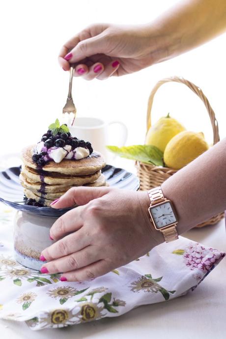 Colazione con CLUSE: Pancakes light integrali con yogurt e mirtilli Colazione con CLUSE: Pancakes light integrali con yogurt e mirtilli
