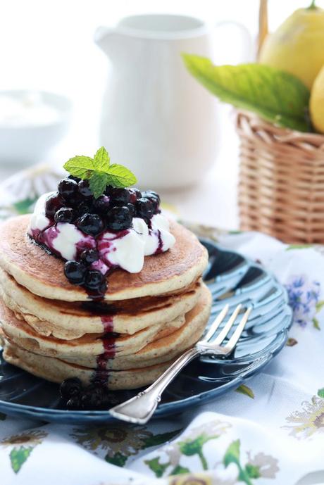 Colazione con CLUSE: Pancakes light integrali con yogurt e mirtilli Colazione con CLUSE: Pancakes light integrali con yogurt e mirtilli