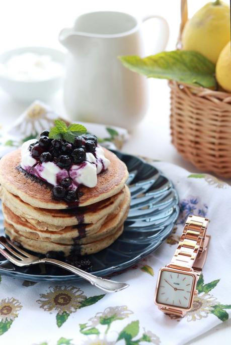 Colazione con CLUSE: Pancakes light integrali con yogurt e mirtilli Colazione con CLUSE: Pancakes light integrali con yogurt e mirtilli