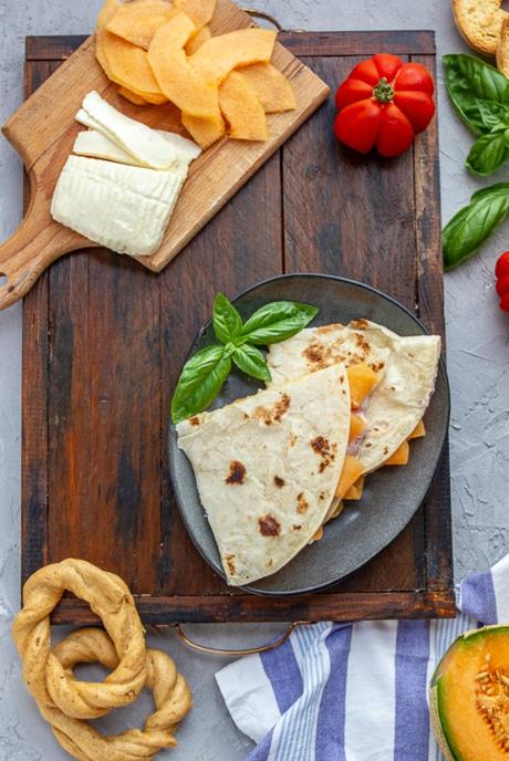 VAMOS A LA PIADA: Piadina con melone, primo sale e mousse di finocchiona VAMOS A LA PIADA: Piadina con melone, primo sale e mousse di finocchiona