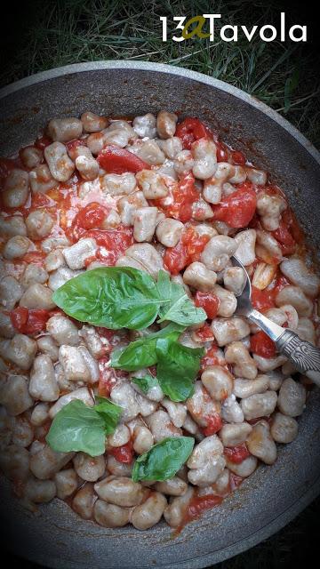 GNOCCHI DI MELANZANE AL SUGO DI POMODORO FRESCO E CREMA DI BUFALA GNOCCHI DI MELANZANE AL SUGO DI POMODORO FRESCO E CREMA DI BUFALA
