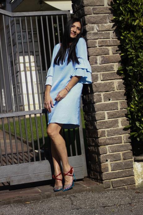 abito celeste themorasmoothie, paola buonacara, abito cocktail, accessori in plexiglass, scarpe plexiglass, summer look, fashionblogger, italianblogger, trend plexiglass, fsjshoes