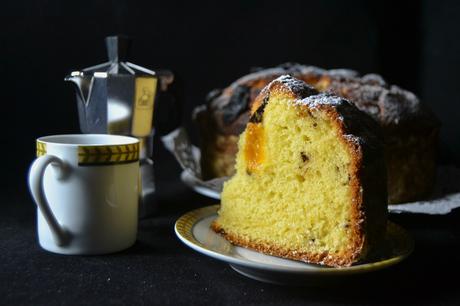Torta soffice con albicocche e prugne secche Torta soffice con albicocche e prugne secche