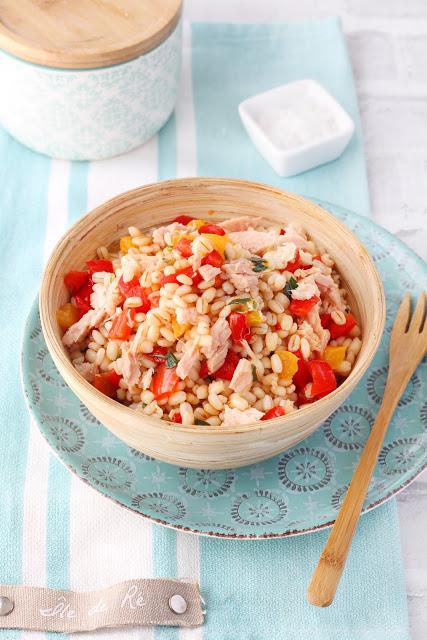 Insalata di orzo con peperoni e tonno Insalata di orzo con peperoni e tonno