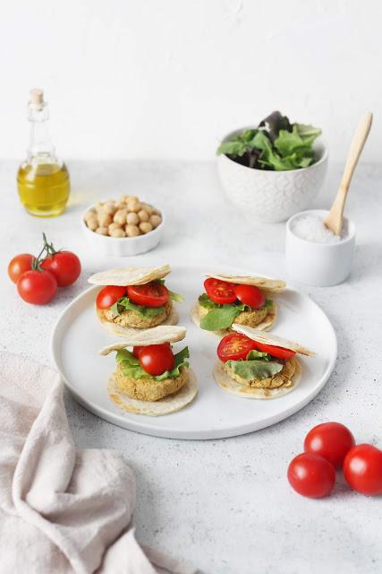 Mini burger vegetali con piadina Mini burger vegetali con piadina