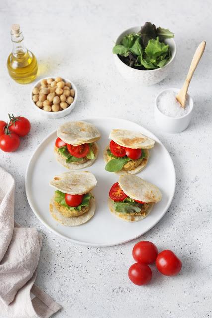 Mini burger vegetali con piadina Mini burger vegetali con piadina