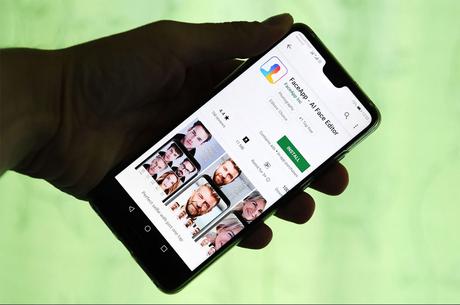 FaceApp dichiara di non salvare i dati e i server non sono in Russia FaceApp dichiara di non salvare i dati e i server non sono in Russia