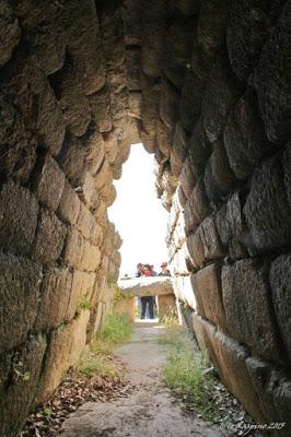 Archeologia. Tomba di Giganti Madau a Fonni. Una particolarità archeologica che scatena la curiosità: c'è un guerriero simile ai giganti di Mont'e Prama impresso sullo sfondo o è un effetto ottico? Articolo di Pierluigi Montalbano Archeologia. Tomba di Giganti Madau a Fonni. Una particolarità archeologica che scatena la curiosità: c'è un guerriero simile ai giganti di Mont'e Prama impresso sullo sfondo o è un effetto ottico? Articolo di Pierluigi Montalbano