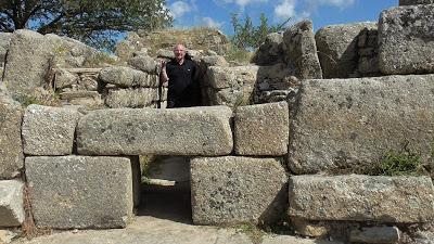 Archeologia. Tomba di Giganti Madau a Fonni. Una particolarità archeologica che scatena la curiosità: c'è un guerriero simile ai giganti di Mont'e Prama impresso sullo sfondo o è un effetto ottico? Articolo di Pierluigi Montalbano Archeologia. Tomba di Giganti Madau a Fonni. Una particolarità archeologica che scatena la curiosità: c'è un guerriero simile ai giganti di Mont'e Prama impresso sullo sfondo o è un effetto ottico? Articolo di Pierluigi Montalbano