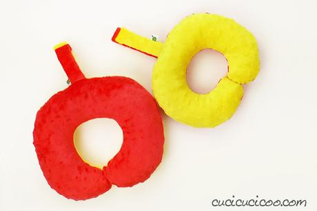 Cartamodello per cuscino da viaggio (cervicale) Questo cartamodello per cuscino da viaggio è semplice da cucire, sia per principianti che per bambini! Con due misure e un laccio da trasporto comodo. Il template è gratuito da scaricare. Ottimo da regalare! #cartamodello #cuscinofaidate #cucitocreativo