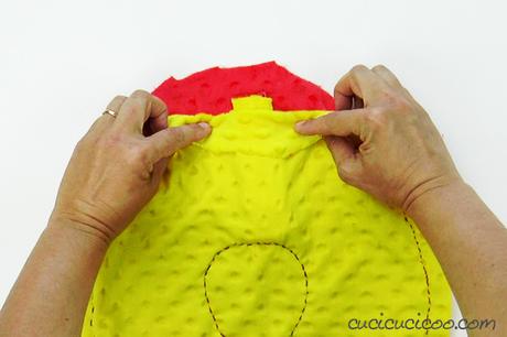 Cartamodello per cuscino da viaggio (cervicale) Questo cartamodello per cuscino da viaggio è semplice da cucire, sia per principianti che per bambini! Con due misure e un laccio da trasporto comodo. Il template è gratuito da scaricare. Ottimo da regalare! #cartamodello #cuscinofaidate #cucitocreativo