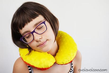 Cartamodello per cuscino da viaggio (cervicale) Questo cartamodello per cuscino da viaggio è semplice da cucire, sia per principianti che per bambini! Con due misure e un laccio da trasporto comodo. Il template è gratuito da scaricare. Ottimo da regalare! #cartamodello #cuscinofaidate #cucitocreativo