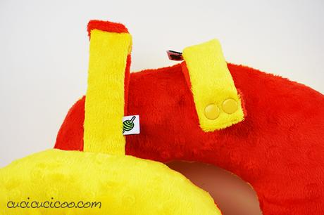 Cartamodello per cuscino da viaggio (cervicale) Questo cartamodello per cuscino da viaggio è semplice da cucire, sia per principianti che per bambini! Con due misure e un laccio da trasporto comodo. Il template è gratuito da scaricare. Ottimo da regalare! #cartamodello #cuscinofaidate #cucitocreativo