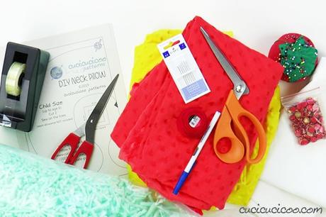 Cartamodello per cuscino da viaggio (cervicale) Questo cartamodello per cuscino da viaggio è semplice da cucire, sia per principianti che per bambini! Con due misure e un laccio da trasporto comodo. Il template è gratuito da scaricare. Ottimo da regalare! #cartamodello #cuscinofaidate #cucitocreativo