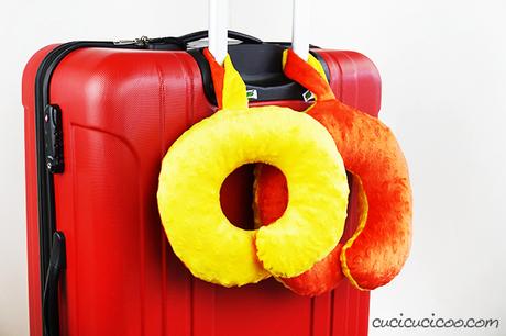 Cartamodello per cuscino da viaggio (cervicale) Questo cartamodello per cuscino da viaggio è semplice da cucire, sia per principianti che per bambini! Con due misure e un laccio da trasporto comodo. Il template è gratuito da scaricare. Ottimo da regalare! #cartamodello #cuscinofaidate #cucitocreativo