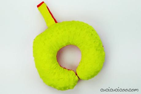 Cartamodello per cuscino da viaggio (cervicale) Questo cartamodello per cuscino da viaggio è semplice da cucire, sia per principianti che per bambini! Con due misure e un laccio da trasporto comodo. Il template è gratuito da scaricare. Ottimo da regalare! #cartamodello #cuscinofaidate #cucitocreativo