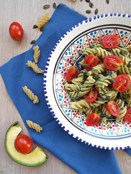 Fusilli al pesto cremoso di avocado e datterini Fusilli al pesto cremoso di avocado e datterini