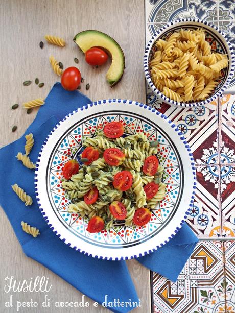 Fusilli al pesto cremoso di avocado e datterini Fusilli al pesto cremoso di avocado e datterini