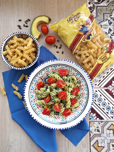 Fusilli al pesto cremoso di avocado e datterini Fusilli al pesto cremoso di avocado e datterini