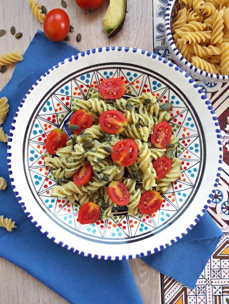 Fusilli al pesto cremoso di avocado e datterini Fusilli al pesto cremoso di avocado e datterini
