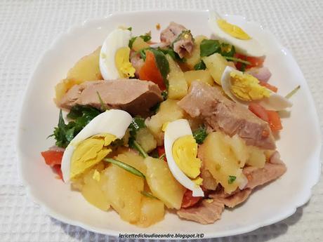 Insalata di patate con tonno, cipolla, rucola e pomodori https://lericettediclaudiaeandre.blogspot.com/