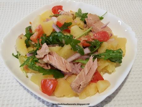 Insalata di patate con tonno, cipolla, rucola e pomodori https://lericettediclaudiaeandre.blogspot.com/