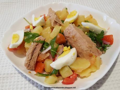 Insalata di patate con tonno, cipolla, rucola e pomodori https://lericettediclaudiaeandre.blogspot.com/