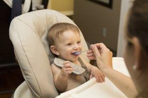 Troppi zuccheri negli alimenti per bambini sotto i sei mesi alimentazione bambini