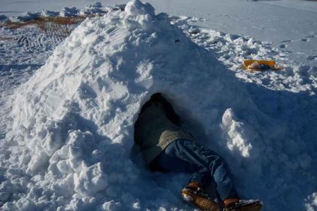Quinzhee, il rifugio di neve Scavo del vano interno di un quinzhee