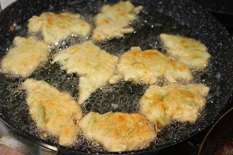 Frittelle di zucchine e fiori - Ricetta della nonna! Aglaia