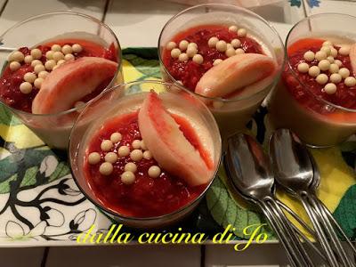 Mousse di pesche bianche e lamponi Mousse di pesche bianche e lamponi