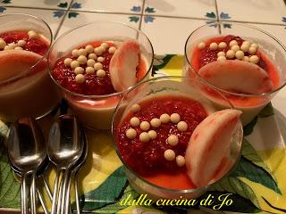Mousse di pesche bianche e lamponi Mousse di pesche bianche e lamponi