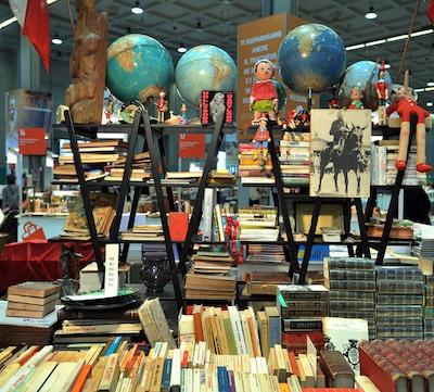 Cosa differenzia uno stand alla fiera del libro? Cosa differenzia uno stand alla fiera del libro?