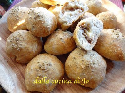 Bocconcini di pane integrale acciughe e formaggio Bocconcini di pane integrale acciughe e formaggio