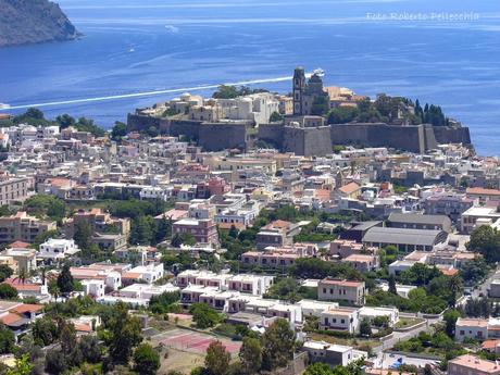 In viaggio con Roberto. Lipari: la capitale delle isole Eolie! In viaggio con Roberto. Lipari: la capitale delle isole Eolie!