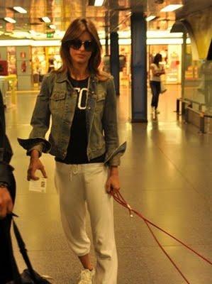 Elisabetta Canalis dopo la rottura fa shopping a Milano e fugge in villeggiatura