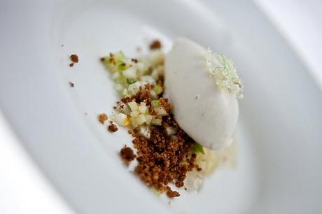 Mele, finocchio, crumble e gelato al tè di finocchio e anice