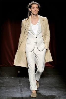 A Parigi sfila l'uomo per la P/E 2012