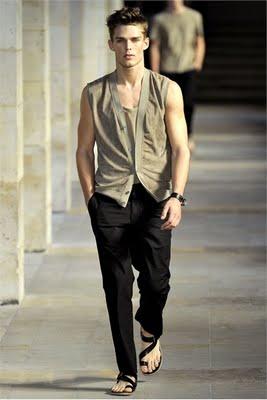 A Parigi sfila l'uomo per la P/E 2012