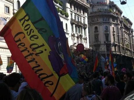 Milano, sfila il Gaypride “Anche noi vogliamo il matrimonio”