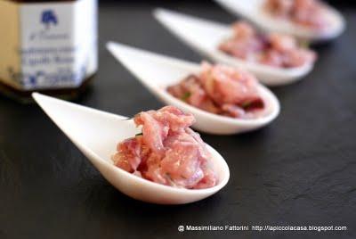 crudo di sugarello con confettura extra  di cipolle rosse e succo di lime