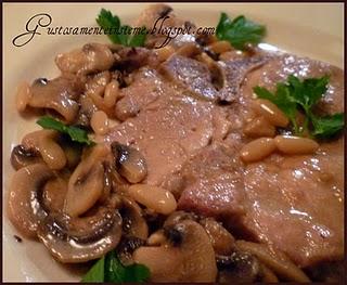 BRACIOLE DI VITELLO CON FUNGHI E PINOLI