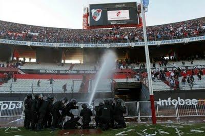 River Plate-Belgrano 1-1, il video dei tifosi in rivolta per la retrocessione