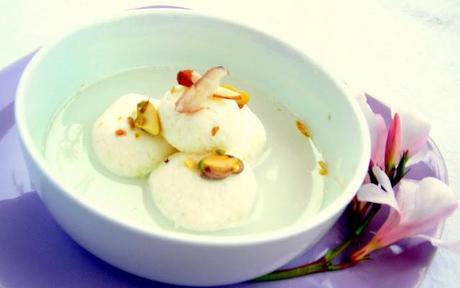 Rasgulla - bolle dolci di formaggio gonfiate in pentola a pressione