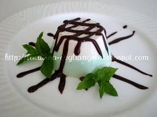 Panna cotta bigusto alla menta e salsa al cioccolato fondente